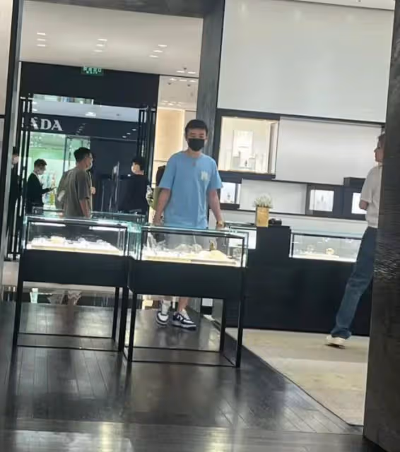 偶遇王思聰與美女逛街,女方滿頭金髮太搶鏡,校長沒對方高太尷尬