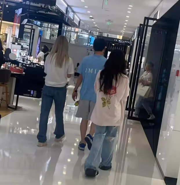 偶遇王思聰與美女逛街,女方滿頭金髮太搶鏡,校長沒對方高太尷尬