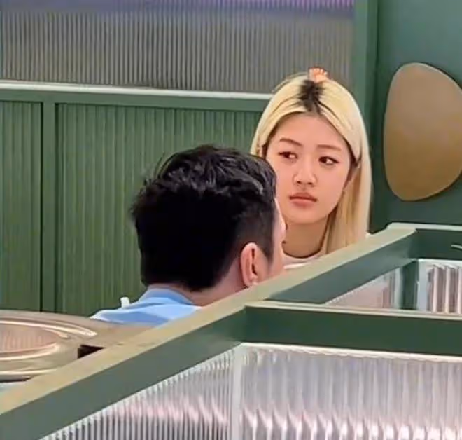 偶遇王思聰與美女逛街,女方滿頭金髮太搶鏡,校長沒對方高太尷尬