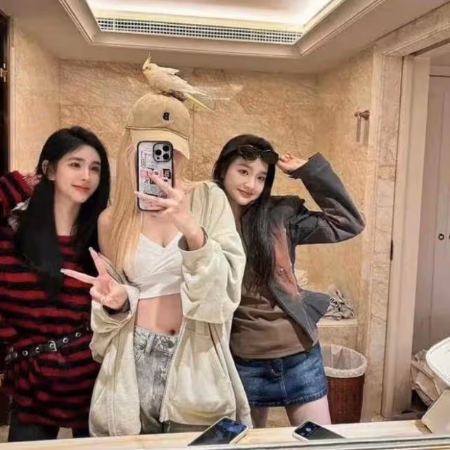 偶遇王思聰與美女逛街,女方滿頭金髮太搶鏡,校長沒對方高太尷尬