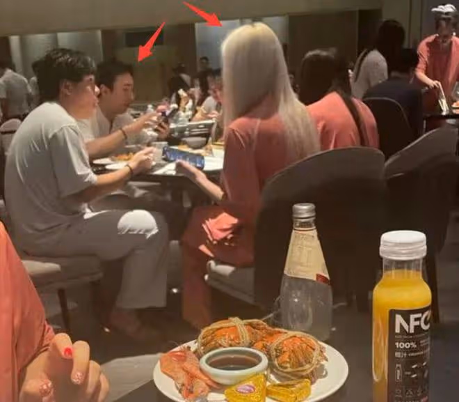 偶遇王思聰與美女逛街,女方滿頭金髮太搶鏡,校長沒對方高太尷尬
