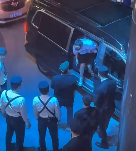 偶遇王思聰與美女逛街,女方滿頭金髮太搶鏡,校長沒對方高太尷尬