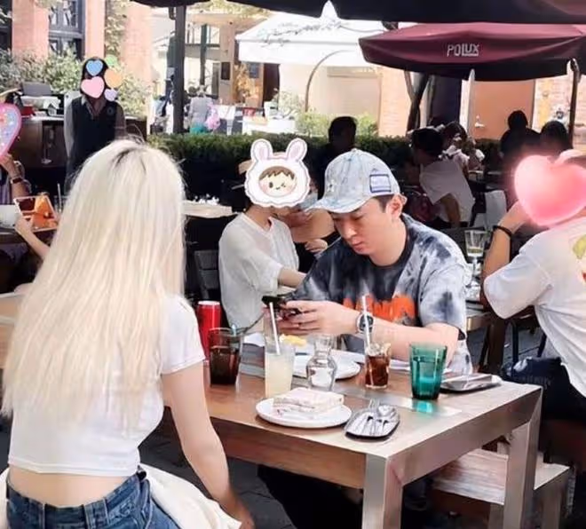 王思聰暴瘦腿比女生細！戴2300萬名表逛奢侈品店，身旁又換倆美女