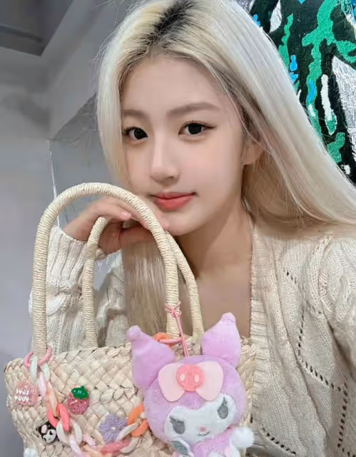 王思聰暴瘦腿比女生細！戴2300萬名表逛奢侈品店，身旁又換倆美女