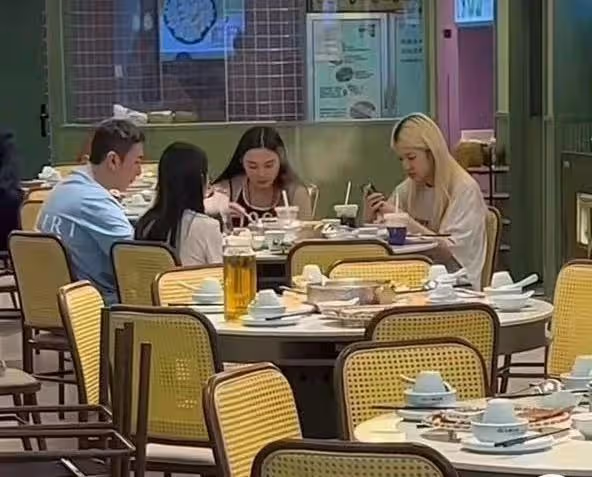 王思聰暴瘦腿比女生細！戴2300萬名表逛奢侈品店，身旁又換倆美女