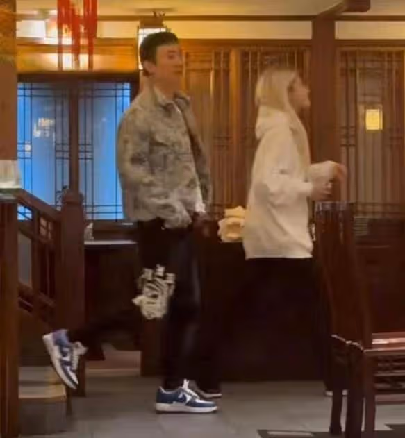王思聰暴瘦腿比女生細！戴2300萬名表逛奢侈品店，身旁又換倆美女