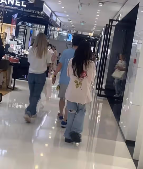 王思聰暴瘦腿比女生細！戴2300萬名表逛奢侈品店，身旁又換倆美女