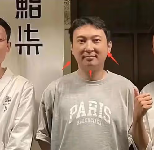 王思聰暴瘦腿比女生細！戴2300萬名表逛奢侈品店，身旁又換倆美女