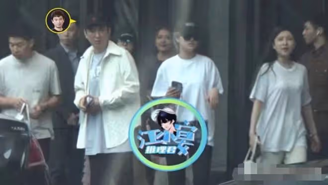 王思聰暴瘦腿比女生細！戴2300萬名表逛奢侈品店，身旁又換倆美女