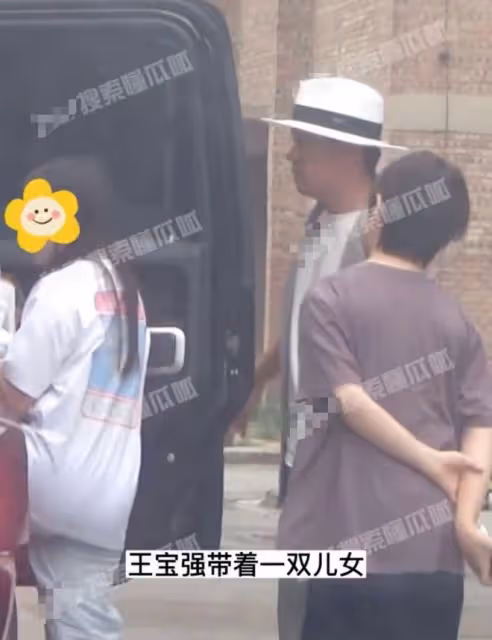 王寶強乘豪車帶女友見兒女!倆娃身高猛長大變樣,一路心事重重