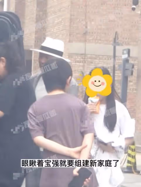 王寶強乘豪車帶女友見兒女!倆娃身高猛長大變樣,一路心事重重