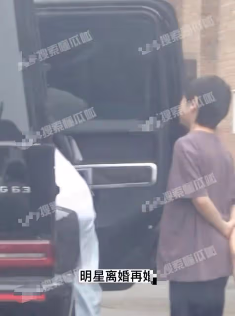 王寶強乘豪車帶女友見兒女!倆娃身高猛長大變樣,一路心事重重