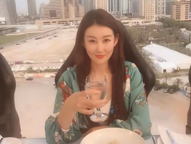 王寶強乘豪車帶女友見兒女!倆娃身高猛長大變樣,一路心事重重
