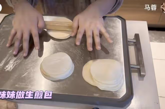 王寶強乘豪車帶女友見兒女!倆娃身高猛長大變樣,一路心事重重