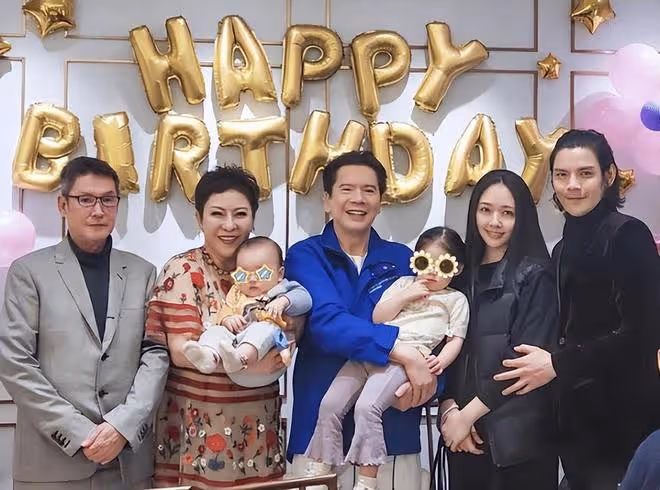 郭碧婷疑帶娃長居杭州!身材豐腴被疑懷三胎,兒子首曝正臉似向佐