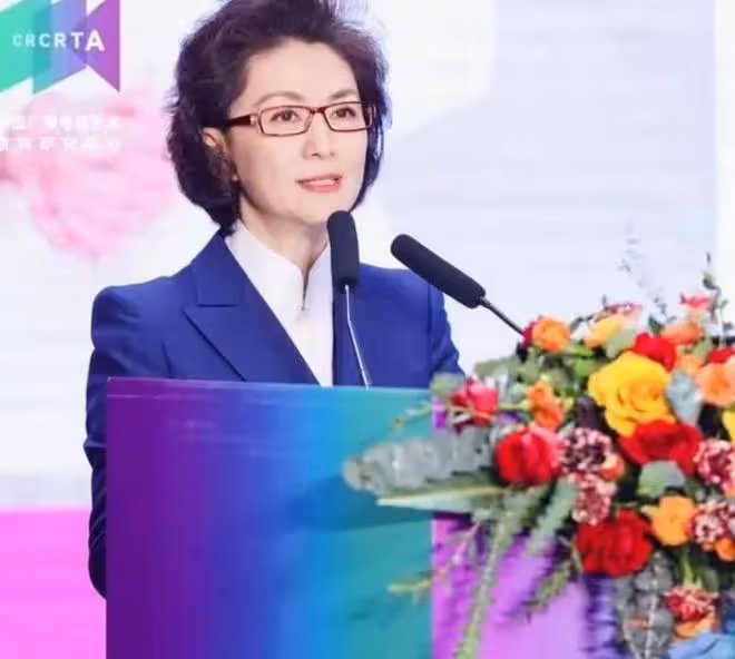 央視主持名單變動大!海霞等老面孔被刪除,數位90後美女主持吸睛