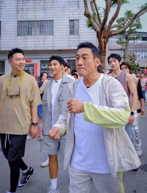 65歲梁家輝現身內地農村!賣力賽龍舟被攙扶,張嘴大口喘氣顯疲態