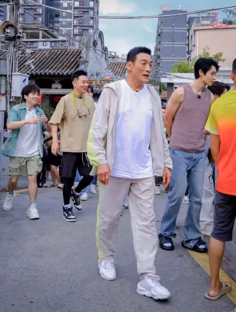 65歲梁家輝現身內地農村!賣力賽龍舟被攙扶,張嘴大口喘氣顯疲態