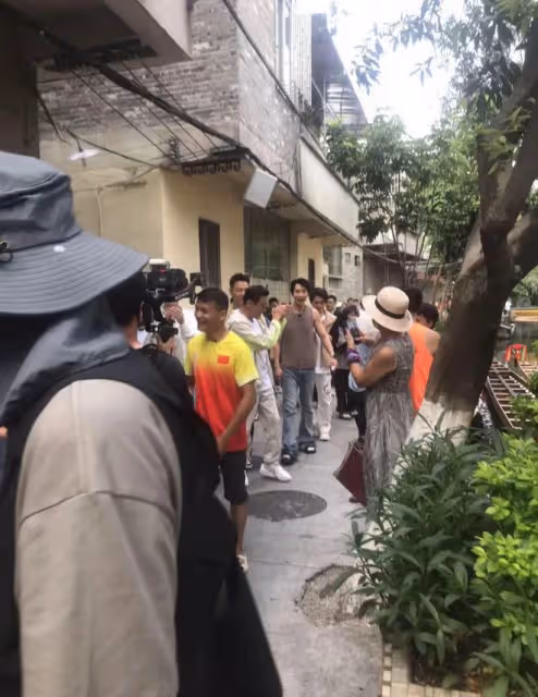 65歲梁家輝現身內地農村!賣力賽龍舟被攙扶,張嘴大口喘氣顯疲態