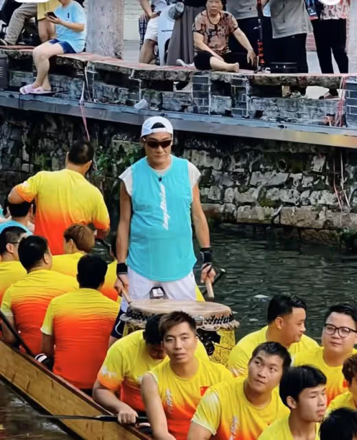 65歲梁家輝現身內地農村!賣力賽龍舟被攙扶,張嘴大口喘氣顯疲態