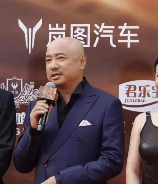 網友英國偶遇陶虹,皮膚蠟黃打扮粉嫩,已和女兒在倫敦生活大半年