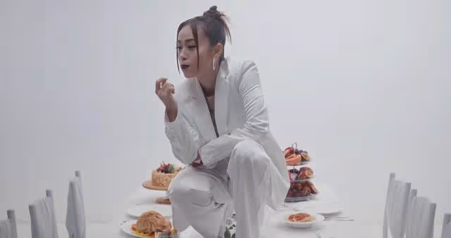 香港知名女星低調復出,突然發布全新單曲,借歌詞賣慘遭網友抵制