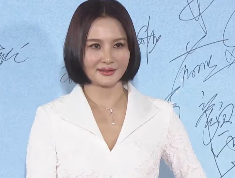 5月4日晚上，倪萍的紅唇、奚美娟的連褲襪、女星的審美落差出爐