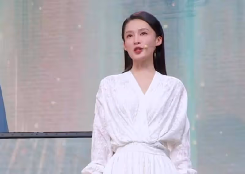 5月4日晚上，倪萍的紅唇、奚美娟的連褲襪、女星的審美落差出爐