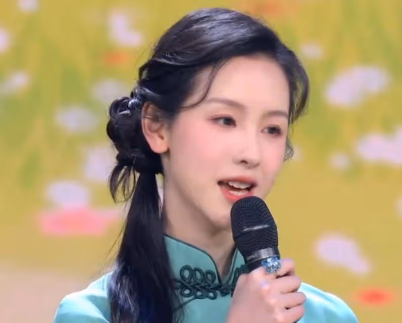 5月4日晚上，倪萍的紅唇、奚美娟的連褲襪、女星的審美落差出爐