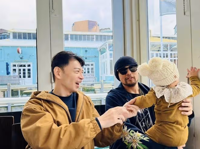 周杰倫久違曬三胎，自侃是慌張的奶爸，一歲女兒身穿毛衣像洋娃娃