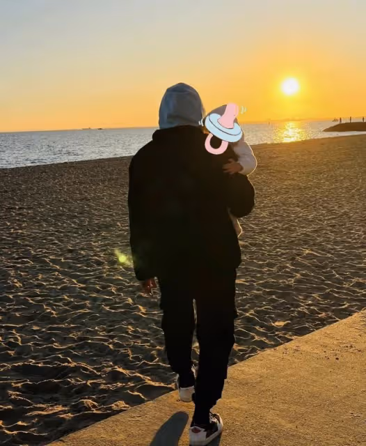 周杰倫久違曬三胎,自侃是慌張的奶爸,一歲女兒身穿毛衣像洋娃娃