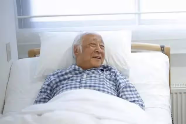 我和大哥8年沒來往,得知大哥病危,我連夜開車9個小時趕回老家