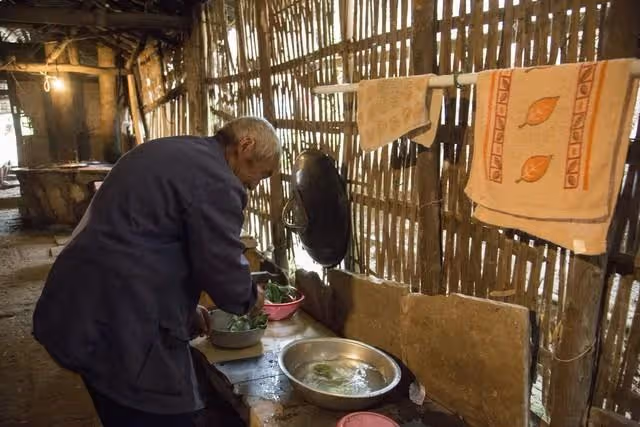 奶奶去世前我出了2萬住院費,整理遺物時,大伯卻對我怒目而視