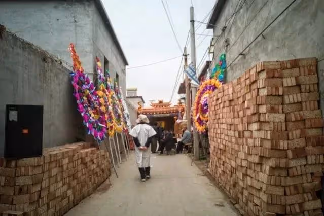 奶奶去世前我出了2萬住院費,整理遺物時,大伯卻對我怒目而視