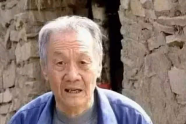 我一直給父親養老,弟弟眼紅父親的6千退休金,不久卻後悔莫及