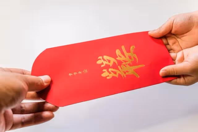 我一直給父親養老,弟弟眼紅父親的6千退休金,不久卻後悔莫及