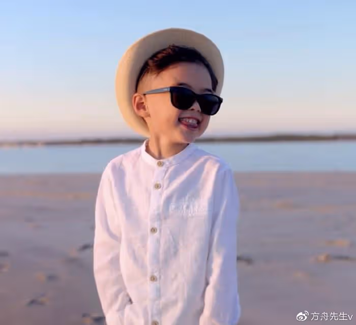 周杰倫久違曬三胎,自侃是慌張的奶爸,一歲女兒背影出鏡像洋娃娃