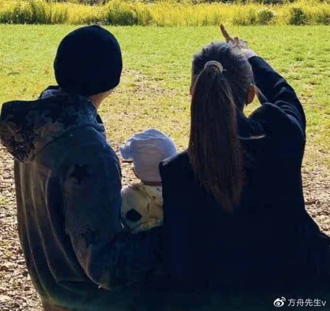 周杰倫久違曬三胎,自侃是慌張的奶爸,一歲女兒背影出鏡像洋娃娃