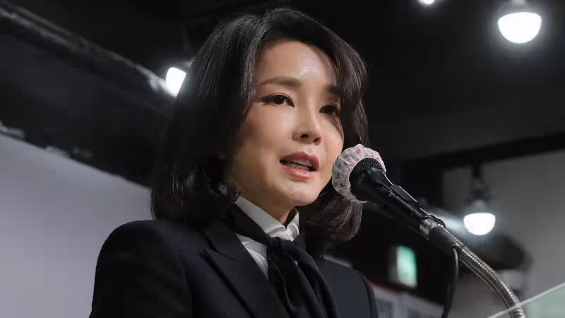 履歷造假、給盧武鉉掃墓，「第一夫人」金建希為何讓韓國人不放心？