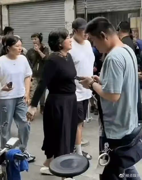 賈玲暴瘦50斤脫胎換骨,漂亮到認不出,我卻一點都笑不出來……
