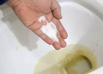 在馬桶里撒上一把,馬桶黃漬輕鬆解決!好多人不懂,超級好用!