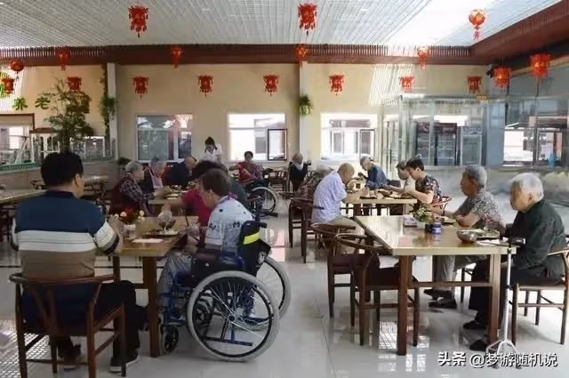 無意聽到好兒媳婦的話,我決然拔掉老公氧氣管,獨自搬到養老院