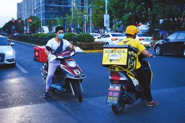 哥哥送外送「撞到百萬豪車」被索賠135萬! 他嚇壞想求情「一摘下安全帽」卻換車主下跪了😲