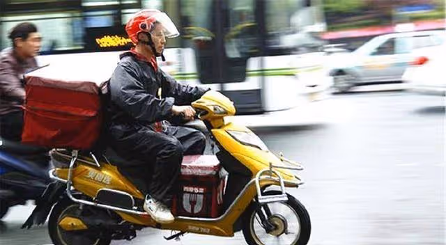 哥哥送外送「撞到百萬豪車」被索賠135萬! 他嚇壞想求情「一摘下安全帽」卻換車主下跪了😲