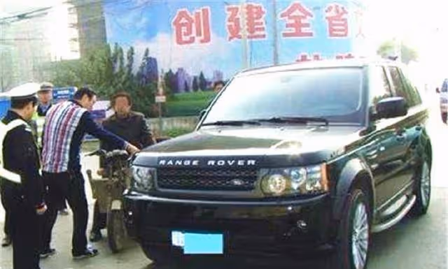 哥哥送外送「撞到百萬豪車」被索賠135萬! 他嚇壞想求情「一摘下安全帽」卻換車主下跪了😲