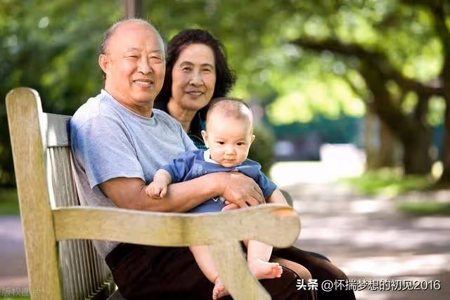 婆婆生病兒媳出10萬元錢,婆婆分財產一分沒給她家,後來兒媳懂了!