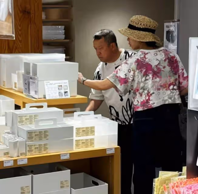 曾志偉逛平價店鋪被偶遇,身邊跟著神秘女子,瞪眼看鏡頭疑不高興