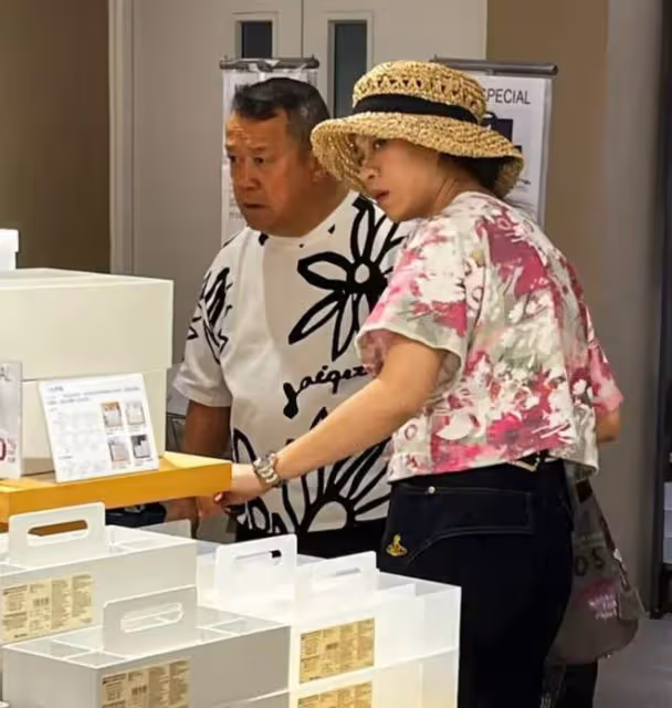 曾志偉逛平價店鋪被偶遇,身邊跟著神秘女子,瞪眼看鏡頭疑不高興