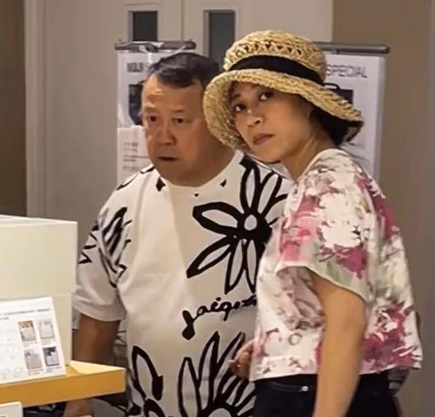 曾志偉逛平價店鋪被偶遇,身邊跟著神秘女子,瞪眼看鏡頭疑不高興