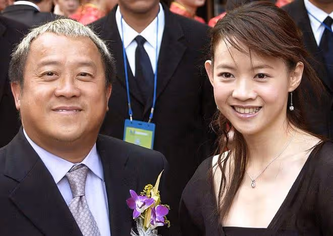 曾志偉逛平價店鋪被偶遇,身邊跟著神秘女子,瞪眼看鏡頭疑不高興